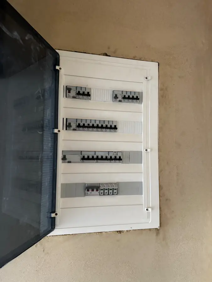 Rozdzielnica elektryczna po montażu — realizacja Avoltaic